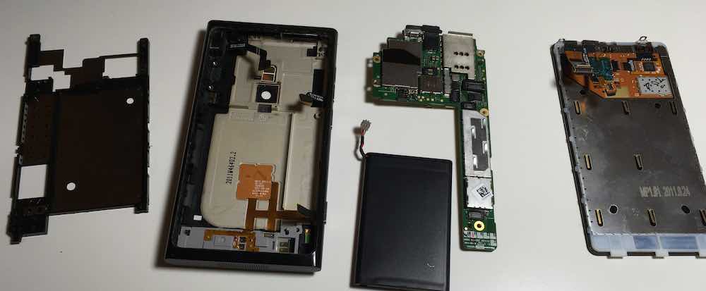Nokia Lumia 800 disassembled