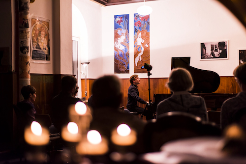 Scriabin klinkt in de Junge Linde in Einbeck, tijdens het Jugendstil concert, Fotograaf: David Silesu